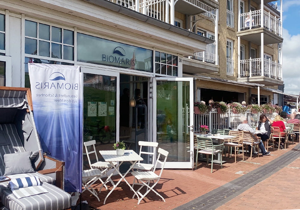 Außenansicht BIOMARIS-Shop Büsum mit Sitzgelegenheiten vor dem Eingang