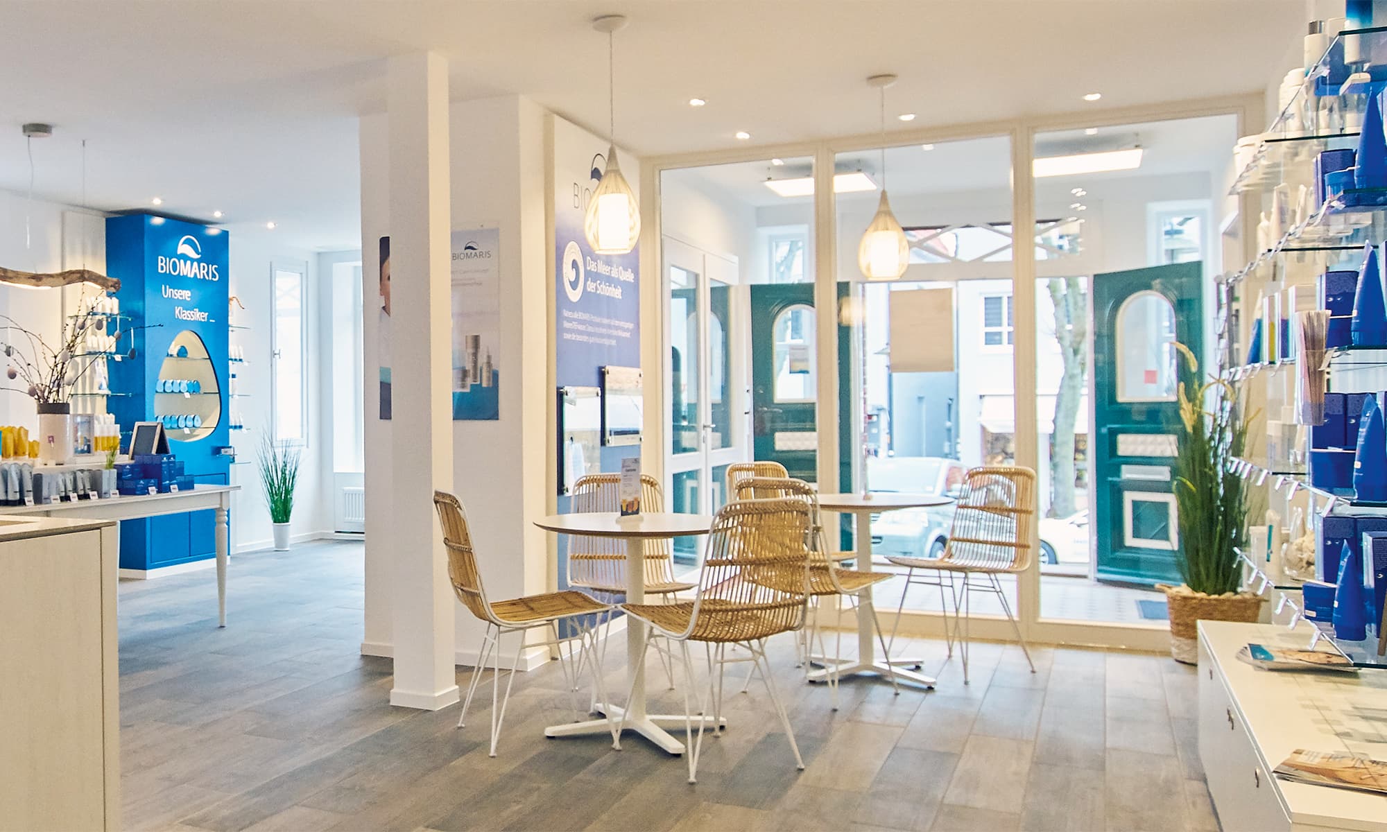  Moderner BIOMARIS-Shop auf Fehmarn mit hellen Regalen, blauem Markenauftritt, gemütlichen Sitzbereichen und Naturdeko.