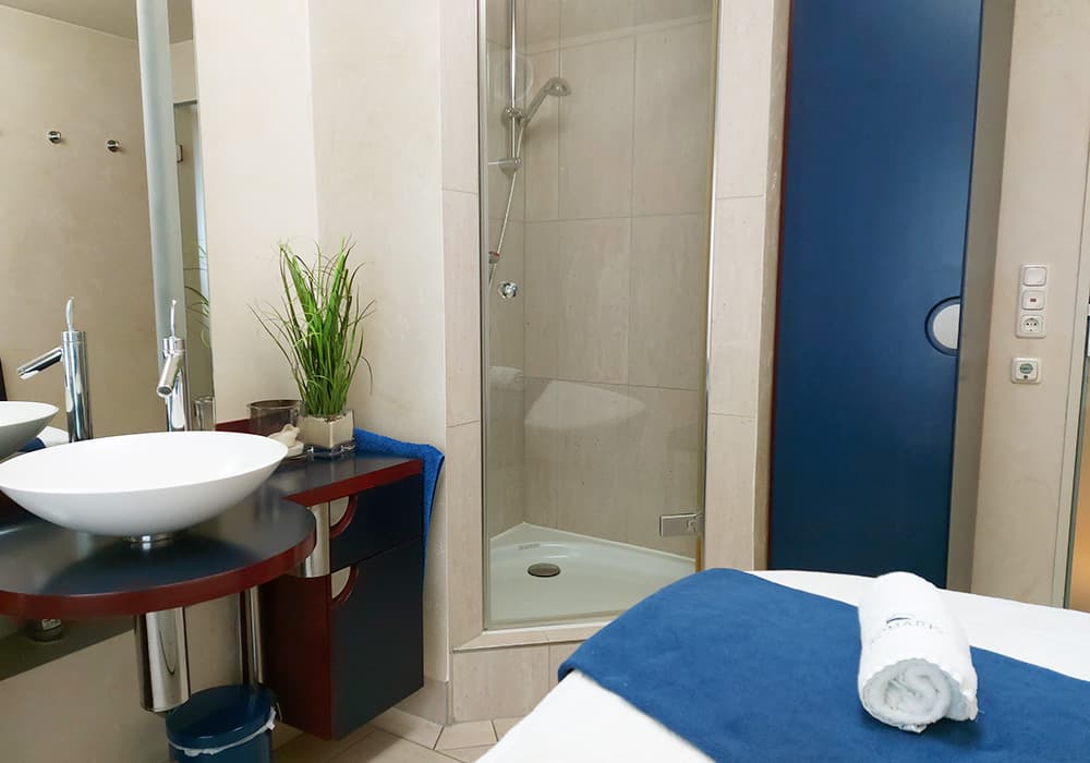 BIOMARIS Kosmetik-Institut Kabine mit Dusche, Waschbecken, Spiegel und Behandlungsplatz