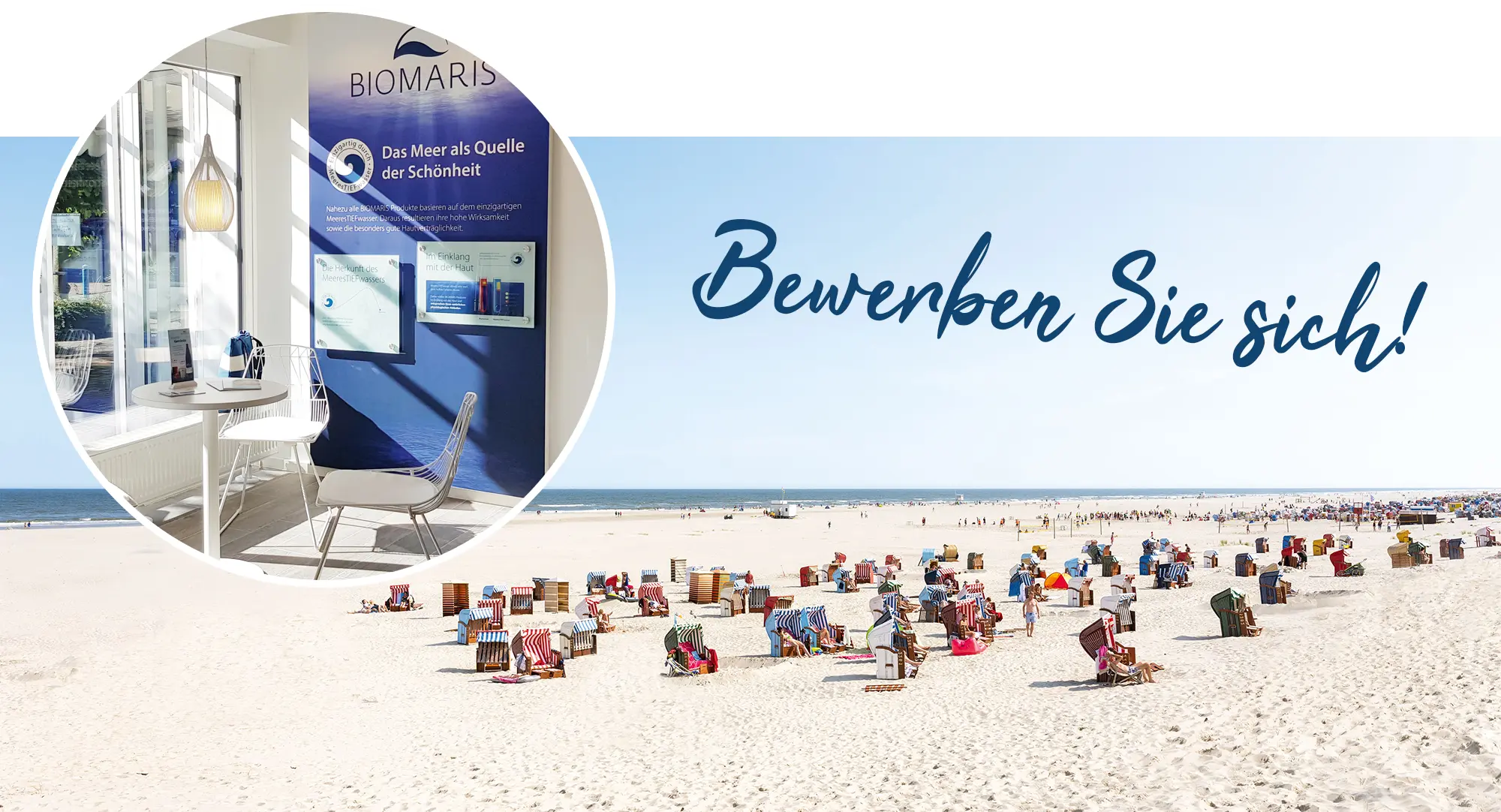 Strand mit Strandkörben und einem BIOMARIS-Shop mit „Bewerben Sie sich!“-Aufruf in maritimem Design.