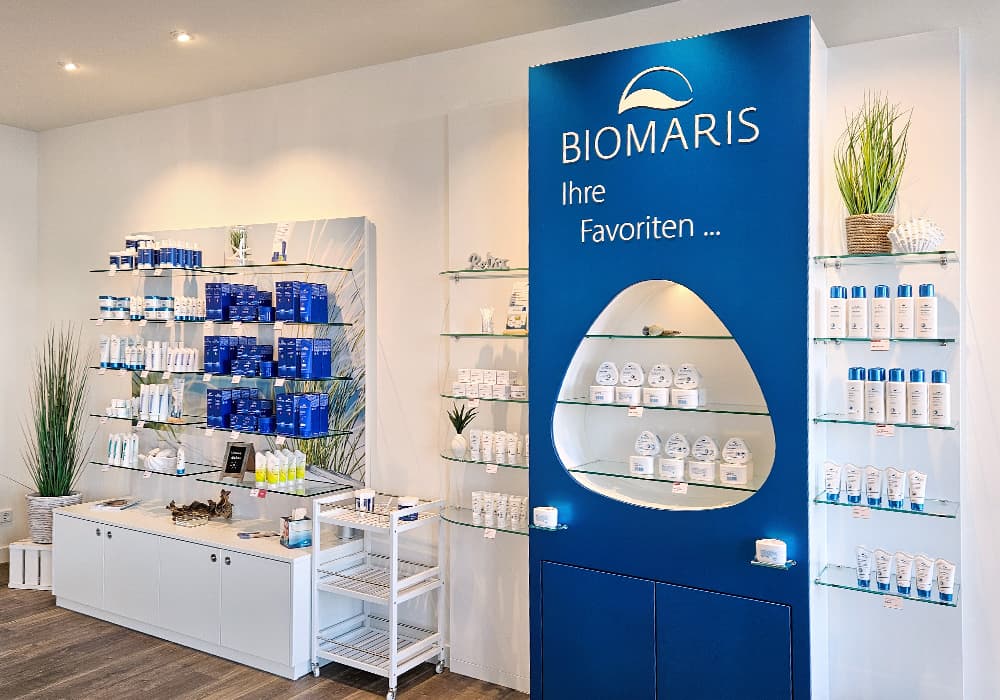 Zu sehen sind zwei Verkaufswände: Eine mit unterschiedlichen Biomaris-Produkten und eine mit der Favourites-Produktlinie.