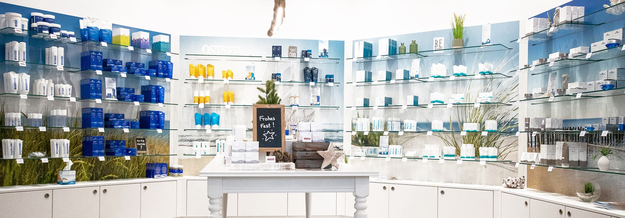 Innenansicht eines maritim eingerichteten BIOMARIS Shops mit Verkaufsregalen voller Pflegeprodukte in Boltenhagen.