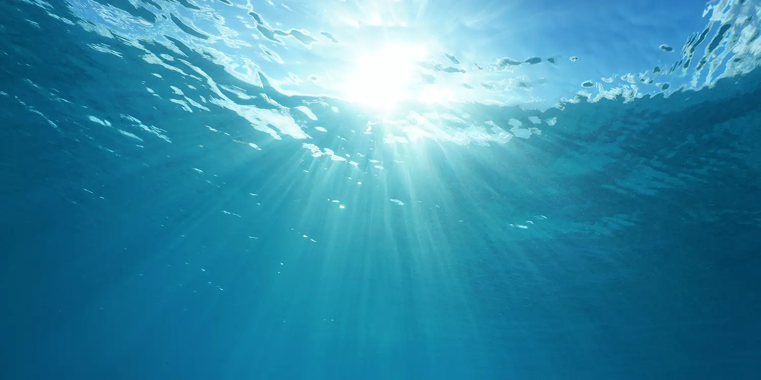  Sonnenstrahlen unter Wasser im klaren blauen Meer