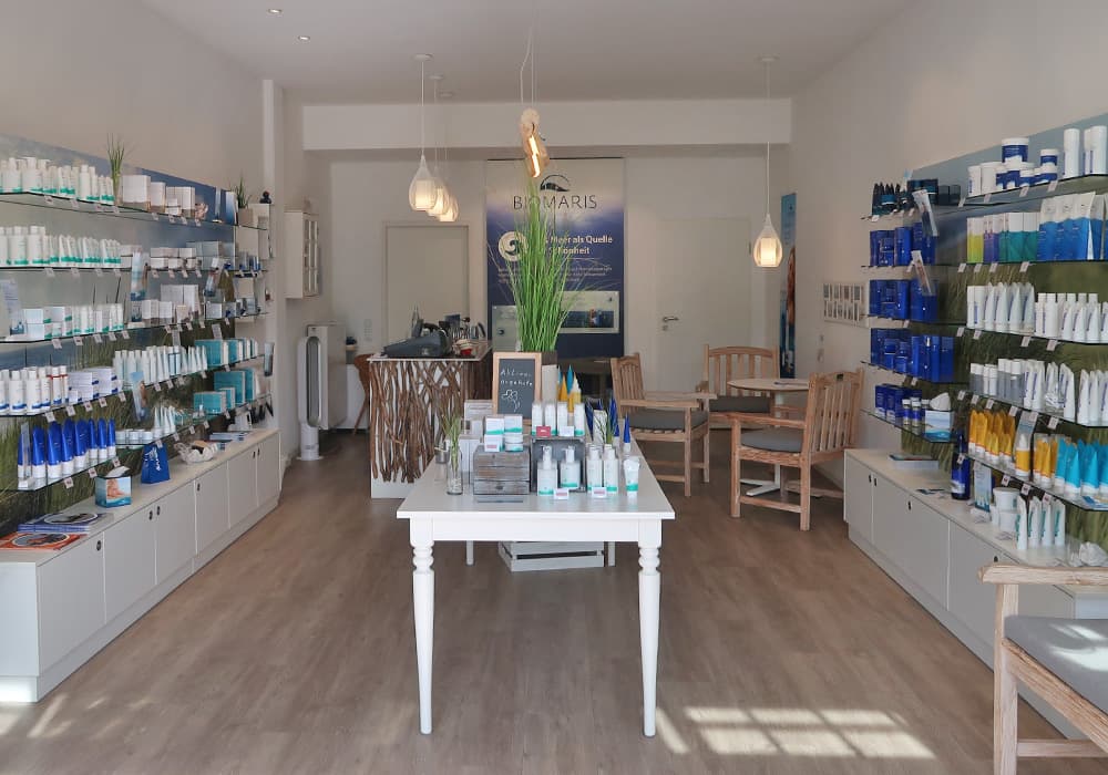  Innenraum des BIOMARIS-Shops in Büsum mit Kosmetikprodukten, Verkaufstisch und Sitzbereich