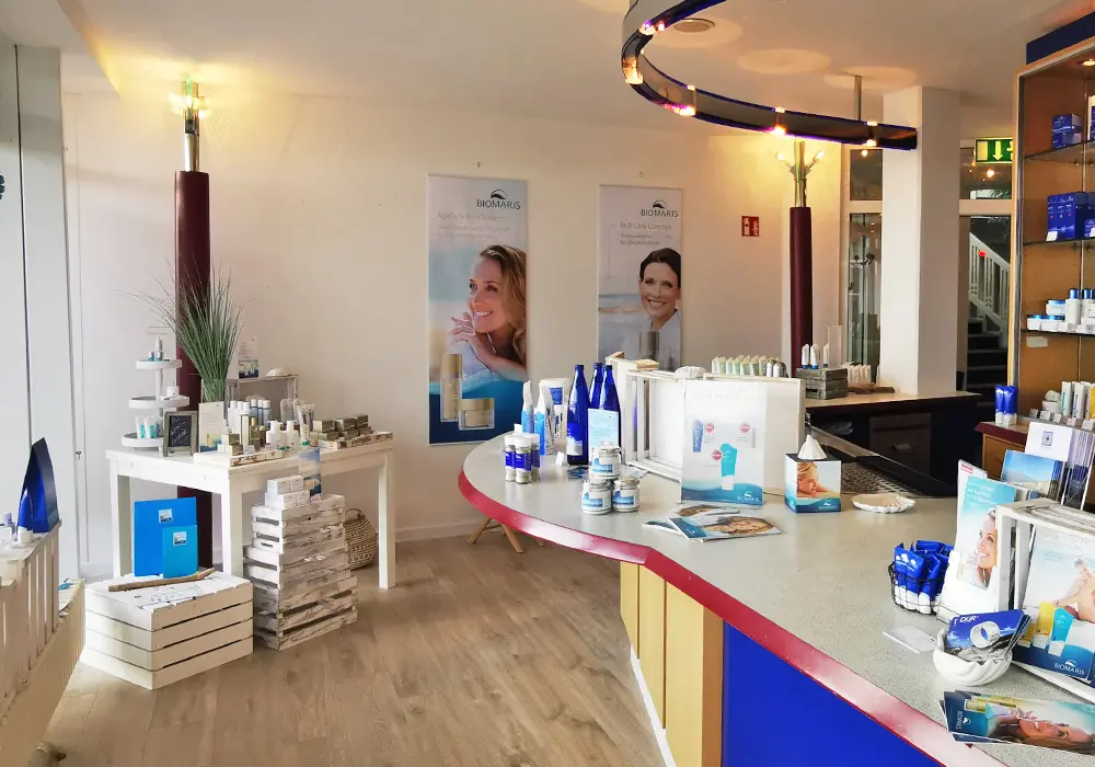 BIOMARIS Shop Baltrum Verkaufsraum mit Aktionstisch und Präsentation von BIOMARIS-Produkten auf Holzboden