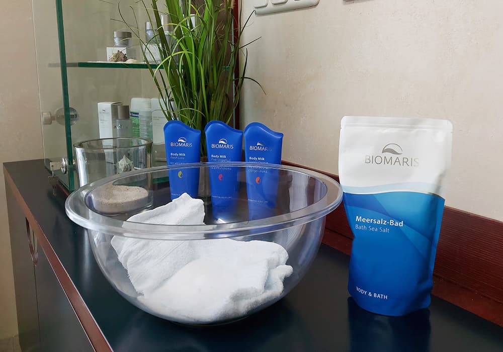 BIOMARIS Kosmetik-Institut mit AromaThalasso Produkten und Meersalz-Bad auf schwarzem Tisch