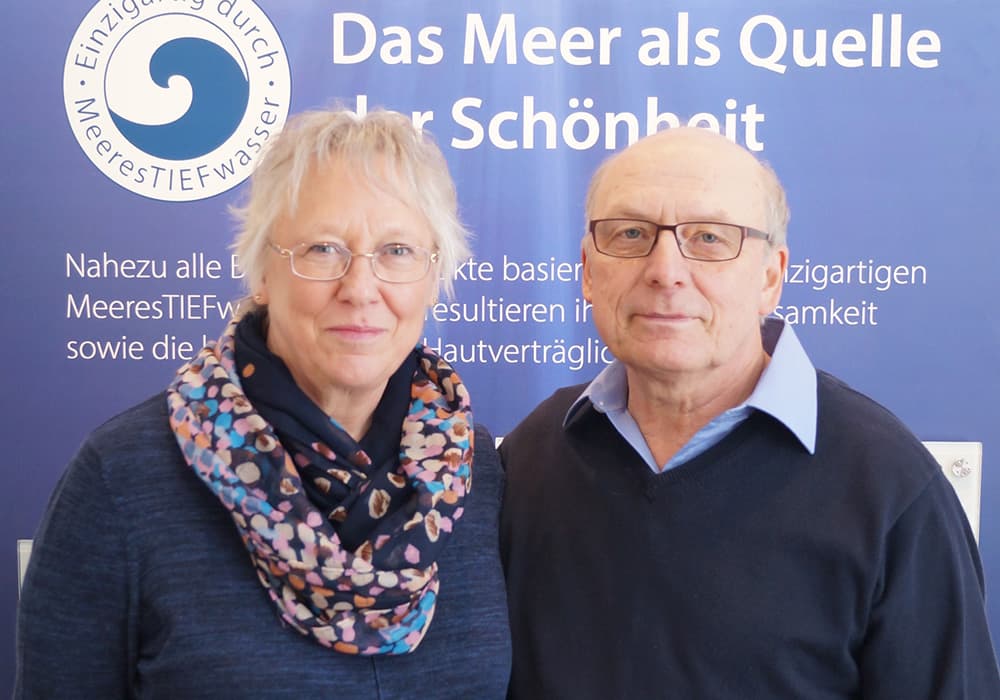 Betreiber-Ehepaar des BIOMARIS-Shops in Büsum vor blauem Hintergrund mit Infotext