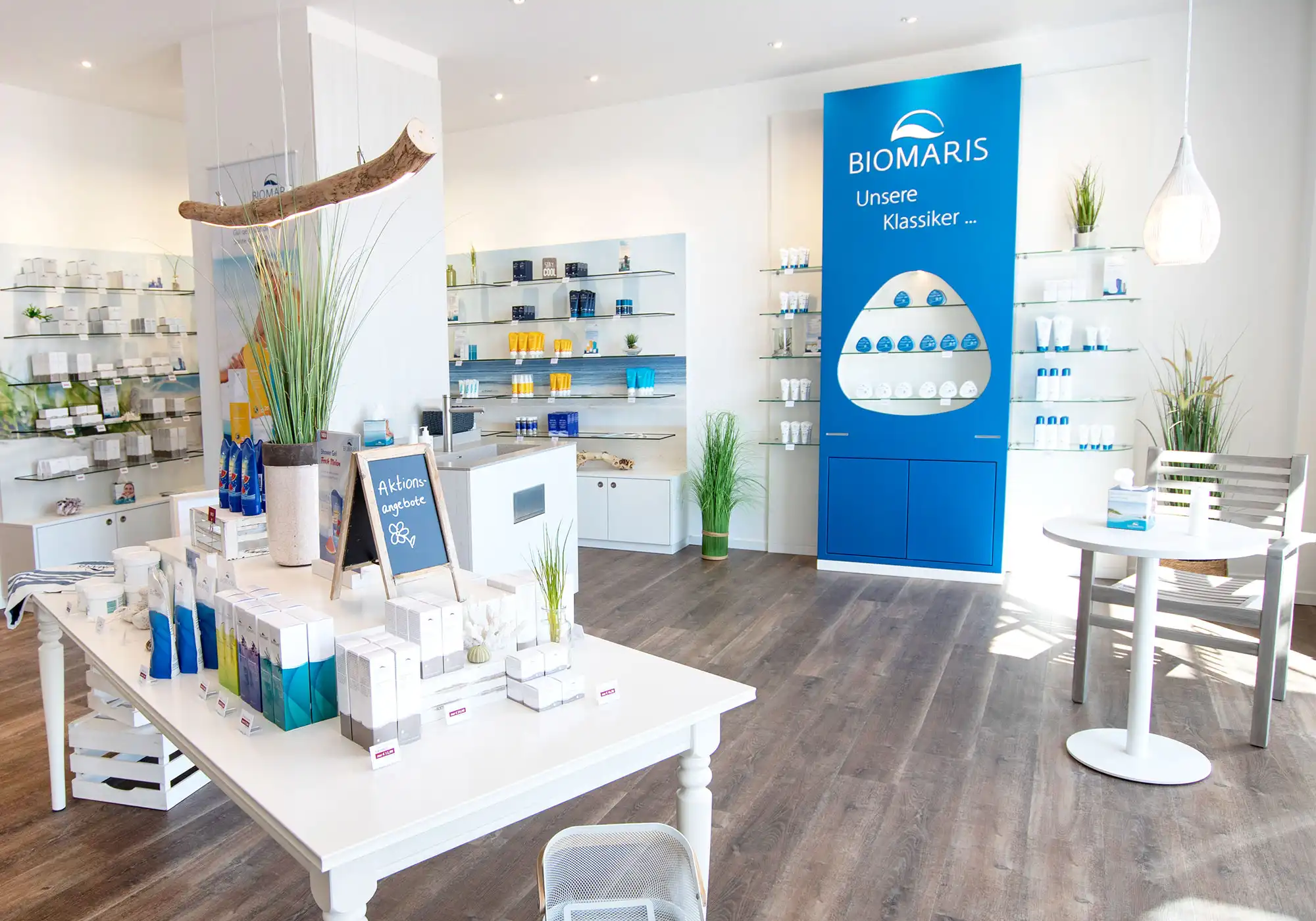 Moderner BIOMARIS-Shop in Scharbeutz mit weißen Regalen, Holzboden und Präsentation von Pflegeprodukten.