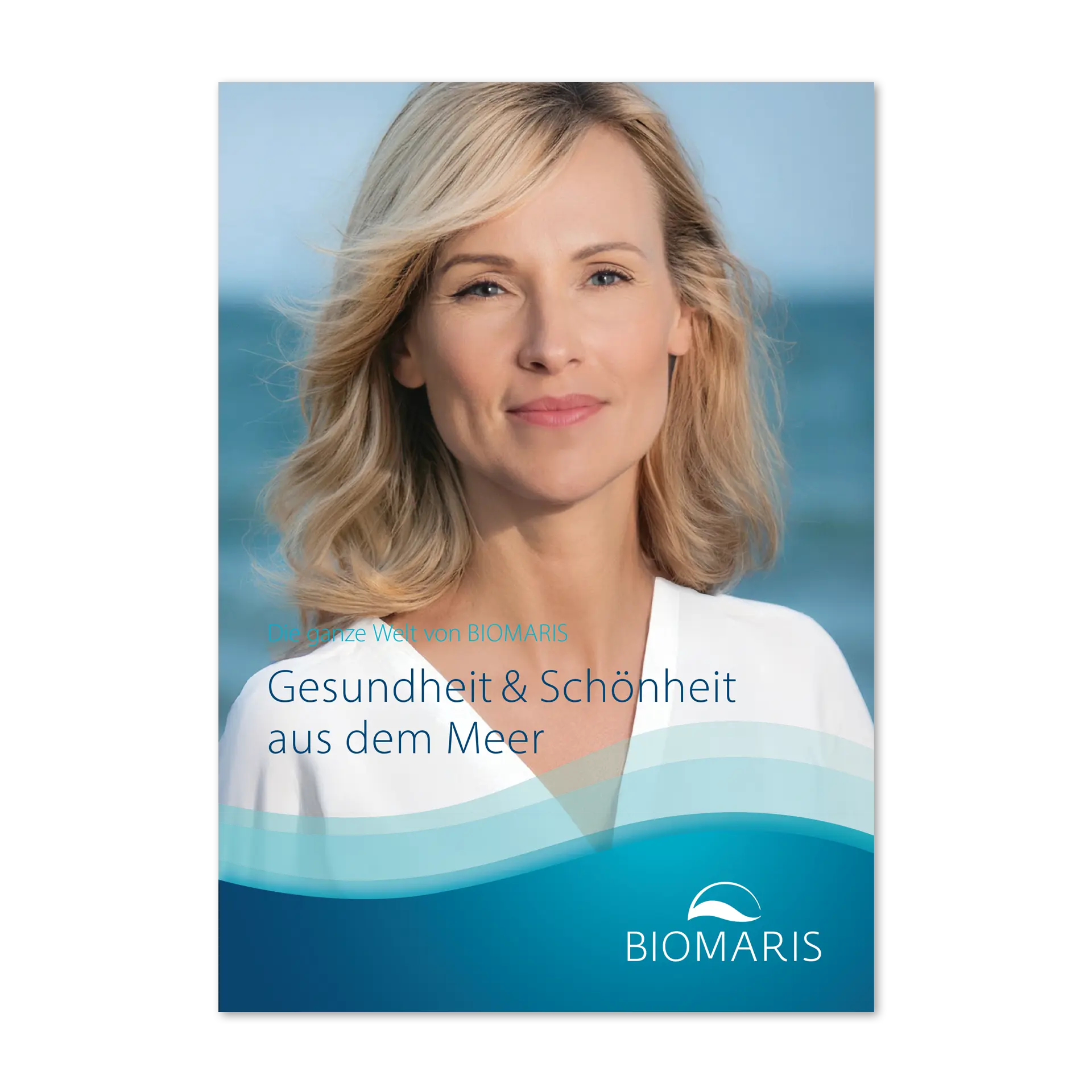 Titelseite des Frühling/Sommer-Katalogs 2025 mit einer Frau vor maritimem Hintergrund