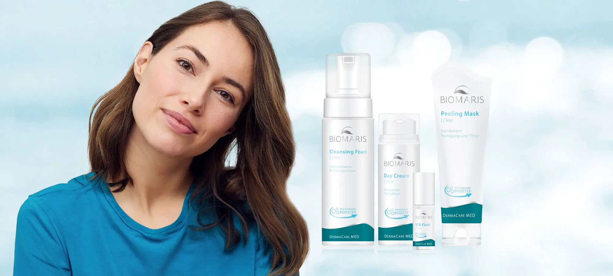 Frau mit blauem T-Shirt, daneben BIOMARIS DermaCare MED Produkte für Reinigung und Pflege