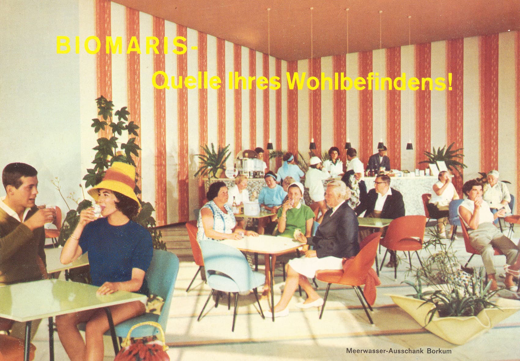 Historisches Bild der Trinkkurhalle Borkum mit Gästen und dem BIOMARIS Schriftzug „BIOMARIS – Quelle Ihres Wohlbefindens!“